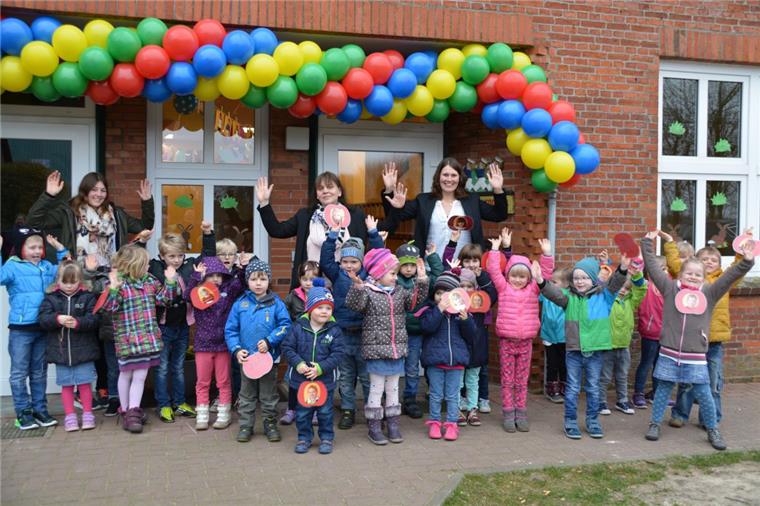 Kindergarten Lintig: Neustart nach fünf Monaten Bauzeit Hinter alten Kindergartenmauern sind tolle Räumlichkeiten entstanden. Mit großem Jubel wird die umgebaute Kindertageseinrichtung von Sarah Schloßhauer (hinten von rechts), Antje Steffens, Maya Krüdener und der ganzen Rasselbande in Beschlag genommen. Foto Scheiter