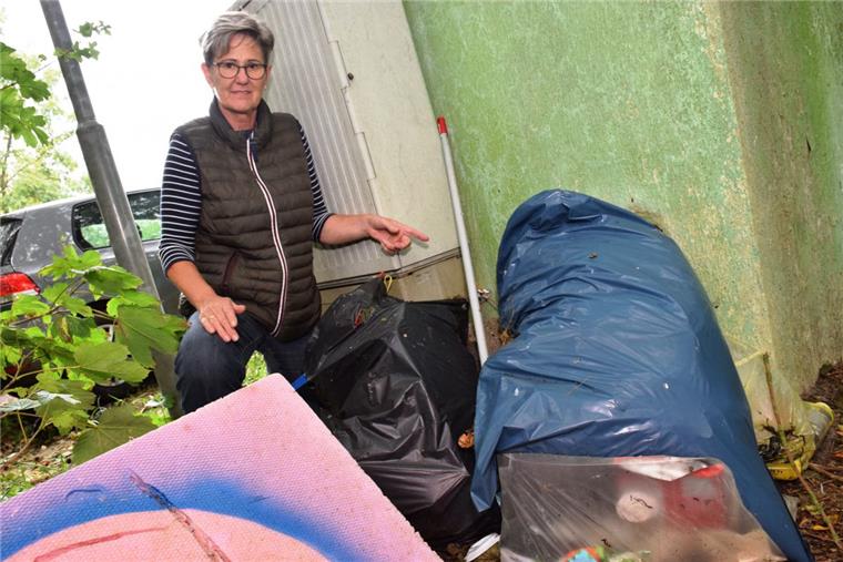 Illegale Müllkippen im Nordenhamer Süden: Hoffer klagen über Umweltsünder Hinter dem Buswartehäuschen in der Ortsmitte haben die Bewohner von Hoffe diese illegale Müllkippe entdeckt. Anke Kloppenburg, die ganz in der Nähe wohnt, kann nicht verstehen, warum es Menschen gibt, die so gleichgültig handeln.