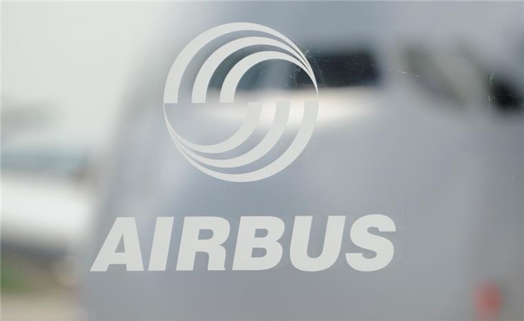 Mögliche Stellenstreichungen: Airbus spricht mit Betriebsrat Hinter dem Logo des Flugzeugherstellers Airbus ist das Cockpit eines A380 zu sehen. Schon vor längerem hatte Airbus angekündigt, weniger Maschinen etwa vom Großraumflieger A380 auszuliefern. Doch wie viele Mitarbeiter will der Konzern einsparen? Streichungen würden auch deutsche Standorte treffen.