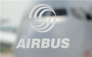 Hinter dem Logo des Flugzeugherstellers Airbus ist das Cockpit eines A380 zu sehen. Schon vor längerem hatte Airbus angekündigt, weniger Maschinen etwa vom Großraumflieger A380 auszuliefern. Doch wie viele Mitarbeiter will der Konzern einsparen? Streichungen würden auch deutsche Standorte treffen. 