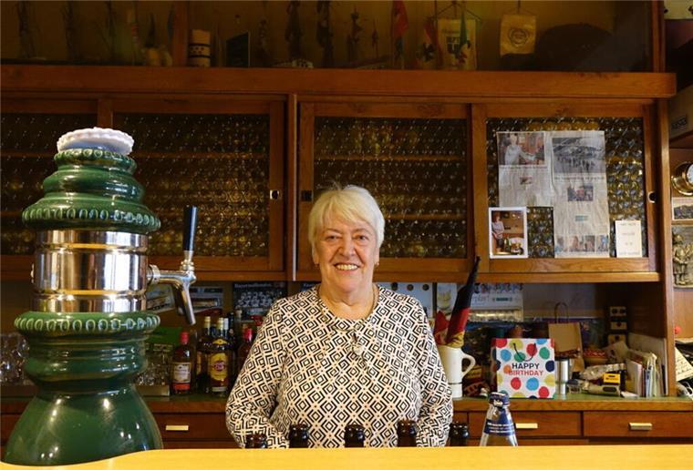 Elisabeth Dede steht hinter dem Tresen ihrer Kneipe
