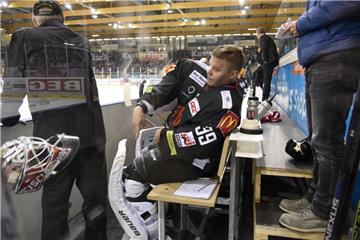 Hinter den Kulissen des Heimspieles der Fischtown Pinguins gegen die Mannheimer Adler in der Bremerhavener Eisarena. Jani Nieminen wurde ausgewechselt.