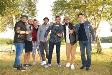 Hinter der Bühne am Spadener See (von links): Arben Hada (DJ Urben / Dein Event), Can Kursun (Dein Event), Mathes Wendt (Dein Event), Ususmango (Rebell Comedy), Khalid Bounouar (Rebell Comedy), Benaissa Lamroubal (Rebell Comedy) und Alain Frei (Rebell Comedy).
