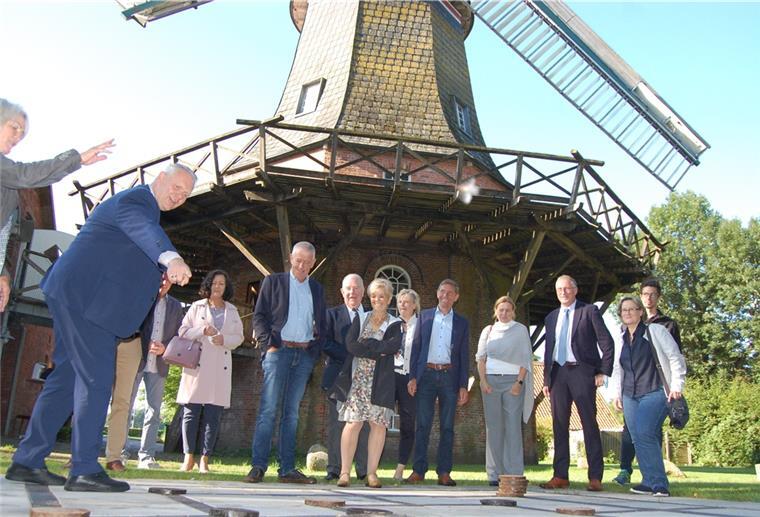 Seefelder Mühle: Eine Perle, die nun noch schöner glänzt Hinter der Mühle ist ein Spielfeld für Mühle entstanden. Kulturminister Björn Thümler (2. von links) wagte ein Spielchen mit Kulturmanagerin Cornelia Iber-Rebentisch (links).