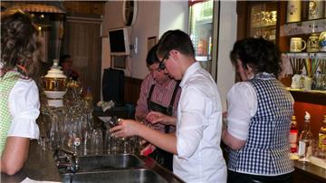 Hinter der Theke wird konzentriert gearbeitet. Oktoberfest in Nordholz. Foto: He...