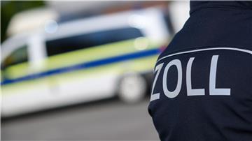 Hinter einer manipulierten Kofferraumwand fand der Zoll die großen Mengen an Drogen. (Archivbild)