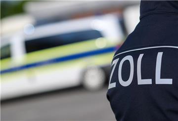 Hinter einer manipulierten Kofferraumwand fand der Zoll die großen Mengen an Drogen. (Archivbild)