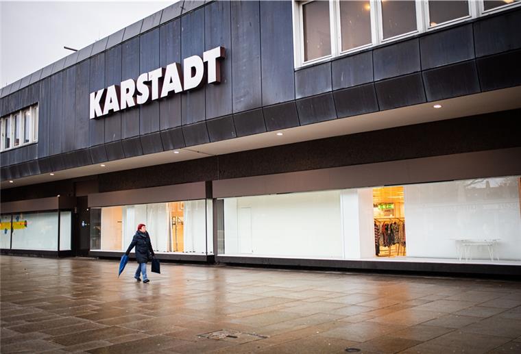 Bremerhavener Karstadt-Mitarbeiter nehmen Abschied Hinter verschlossenen Türe haben die Karstadt-Mitarbeiter am Montag Abschied genommen.