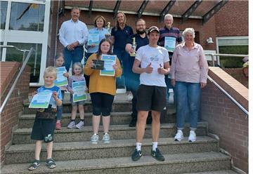 Hintere Reihe: Bürgermeister Guido Dieckmann mit Petra von Döhlen, Susanne Deters (beide Team Hoth Tiefbau Beverstedt, 2. Platz mit 751 km) und Werner Pape (meiste Kilometer der Herren, 1.328 km). 2. Reihe: Leni Riebe (Team LuHoKel's, 5 Jahre alt, 119,4 km), Hedda Anni Alpers ( Team LuHoKel's, 3 Jahre alt, 69 km) und Marco von Kneten (Team NordWestBahn, 1. Platz mit 1.107 km).3. Reihe: Zoe Fricke (Team OBS Beverstedt mit 511 km) und Kerstin John aus der Jugend- und Familienförderung der Gemeinde Beverstedt.4. Reihe: Ben Grewing (Team LuHoKel's, 4 Jahre alt, 66,8 km) und Philipp Zaunbrecher (Team NordWestBahn, 1. Platz mit 1.107 km).