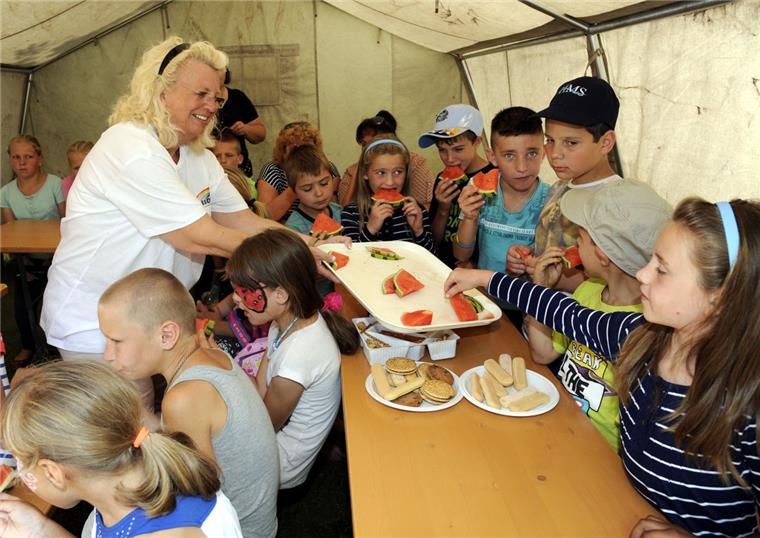 Verein spendiert Waisenkindern Ferien Hiob-Vorsitzende Marina Kargoscha und ihr ehrenamtliches Team besucht mit den Heimkindern auch das große Familienfest der Stadt im Spielpark Leherheide. Dazu gehört auch etwas Leckeres aus frischem Obst. Alles wird durch Spenden ermöglicht.