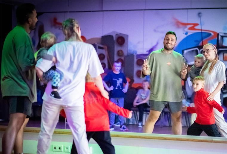 Tanzschule Beer veranstaltet Norddeutsche Meisterschaft im Hiphop Hiphopper der Tanzschule Beer vor der neuen Saison. Im Bild (von links): Trainer Feriz Sula, Maxim (1), Devin (6) und Polina Volobuev.