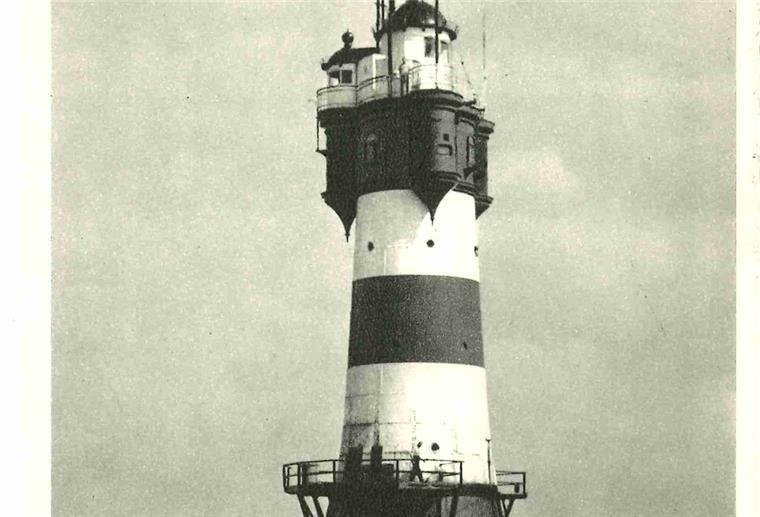 Viele Erinnerungen an den „Roten Sand“ Historische Aufnahmen des Leuchtturms "Roter Sand". Während einer Schiffsfahrt mit der "Ozeana" sah auch Heino Brockhage aus Bremerhaven den Turm zum ersten mal, da war er 11 Jahre alt.