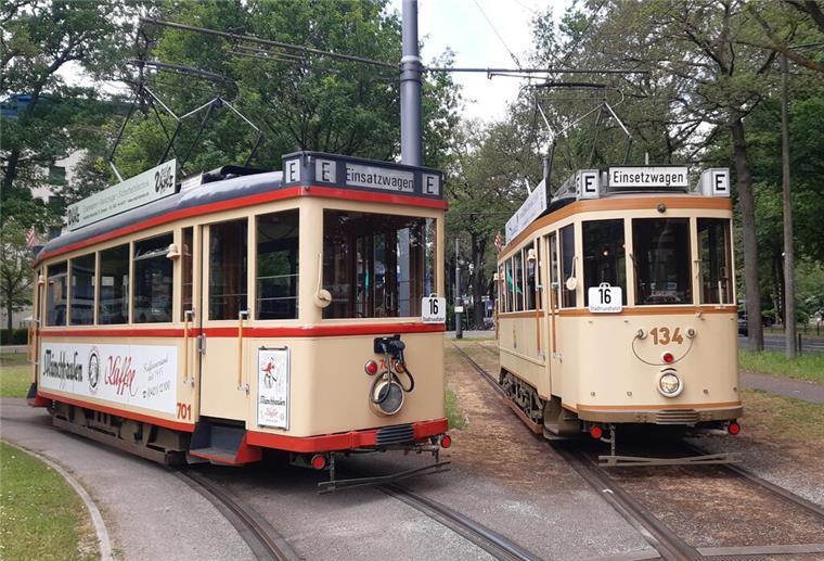 Zwei historische Straßenbahnen.  Historische Straßenbahnen rollen wieder durch Bremen: Auftakt ist am Sonntag, 27. April. 