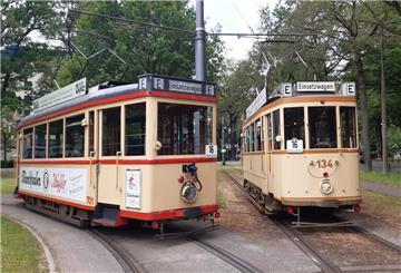 Zwei historische Straßenbahnen.  Historische Straßenbahnen rollen wieder durch Bremen: Auftakt ist am Sonntag, 27. April. 