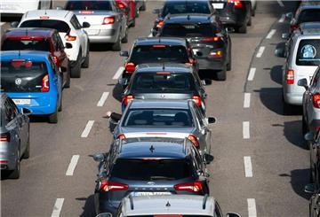 Mehrere Autos stehen auf einer Autobahn im Stau. 