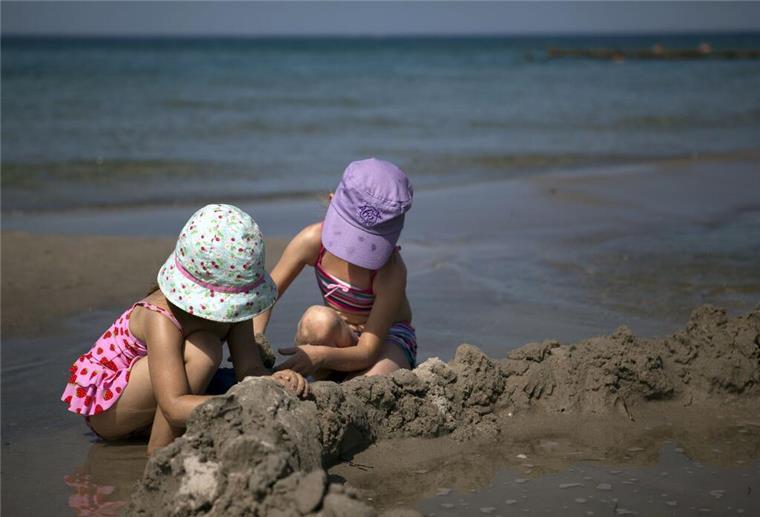 So schützen Eltern ihre Kinder vor Überhitzung und Sonnenbrand Eine Kopfbedeckung schützt nicht nur Kinder vor Sonne und Hitze.
