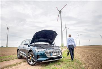 Hm, wo kann ich denn hier einstöpseln? Wer mit seinem E-Auto eine größere Reichweite erzielen will, sollte klug mit dem Gaspedal umgehen. 