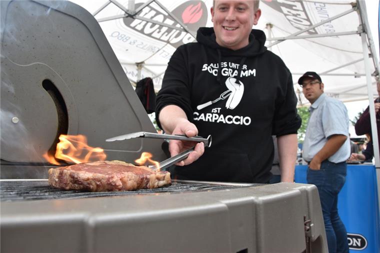 Zusammengefasst! Das war das Wochenende im nord24-Land Hobby-Griller Philip Pfeiffer hat ein Black-Angus-Steak auf dem Grill liegen.