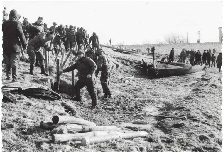 Cuxland: Besserer Küstenschutz als Konsequenz der Sturmflut Hobbyfotograf Hans Schreckenberger hat 1962 die Folgen der verheerenden Sturmflut am 16. Februar in Dorum-Neufeld festgehalten. Danach begann das große Aufräumen wie hier am Deich.
