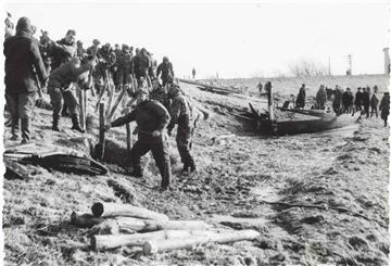 Hobbyfotograf Hans Schreckenberger hat 1962 die Folgen der verheerenden Sturmflut am 16. Februar in Dorum-Neufeld festgehalten. Danach begann das große Aufräumen wie hier am Deich. 