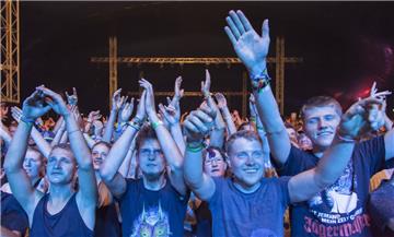 Hoch die Hände, Wochenende! Die Festival-Besucher haben eine Menge Spaß. 