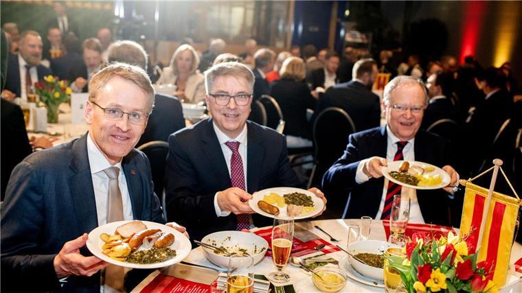 Zitat: Länderchefs Weil und Günther über Kohl und Kosenamen Hoch die Teller: Traditionelles Grünkohl-Essen in Berlin