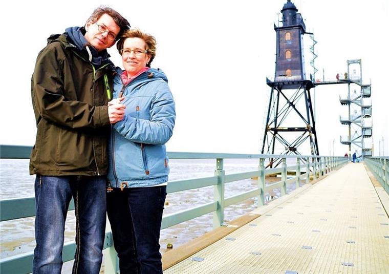 Ein Heiratsantrag, der aus dem Rahmen fällt Hoch hinaus gings für Stephanie und Marco Tollesen. Auf dem Leuchturm Obereversand hat der Ehemann seiner Frau einen Heiratsantrag gemacht. Im kommenden Jahr wird erneut geheiratet.