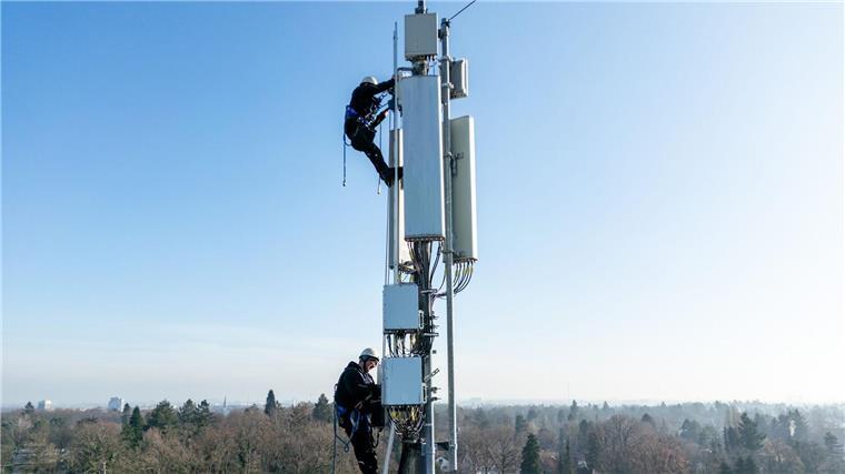 Hoch hinaus müssen diese Telekom-Techniker klettern. (Archivbild)