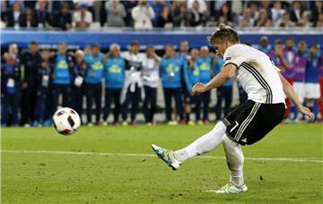 Hoch in die Wolken: bastian Schweinsteiger schießt seinen Elfmeter weit über das Tor der Italiener.
