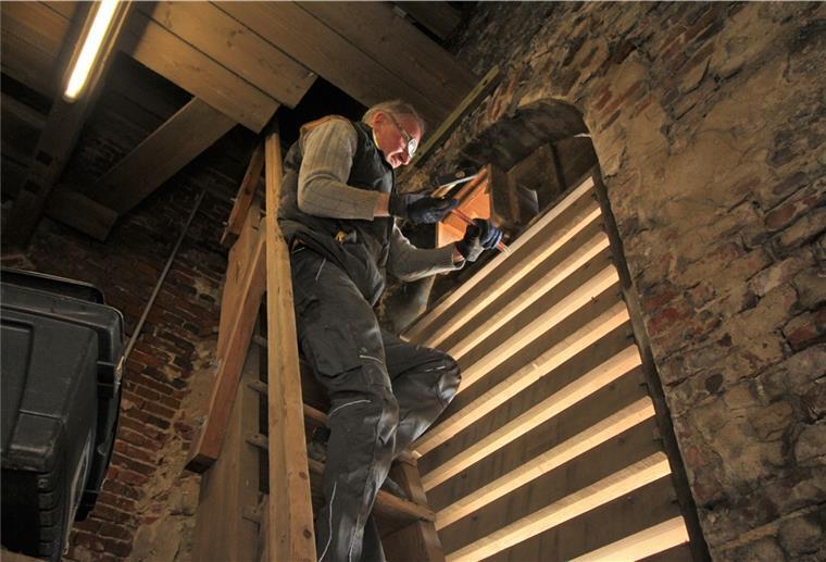 Einsatz für Turmfalken auf Kirchturm in Stollhamm Hoch oben im Turm der Stollhammer St.-Nikolai-Kirche muss Johannes Bartner rohe Gewalt anwenden, um den bisherigen, für Turmfalken eigentlich zu schmalen Kasten aus seiner Verschalung zu lösen.