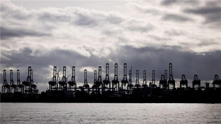 Maritime Wirtschaft blickt positiver in die Zukunft Hochgeklappte Containerbrücken sind im Hamburger Hafen zu sehen.