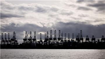 Hochgeklappte Containerbrücken sind im Hamburger Hafen zu sehen.