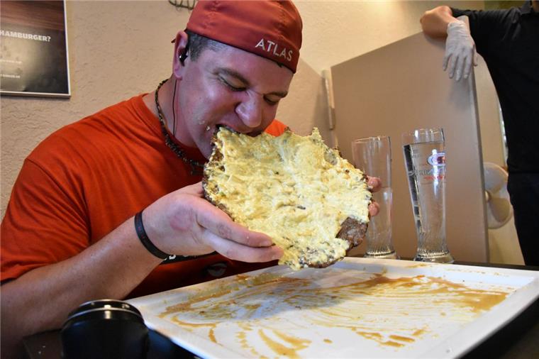 Hochkonzentriert und mit großen Bissen verschlingt Randy Santel den 3kg-Burger im Bremerhavener Restaurant "XXL Essen und Trinken".