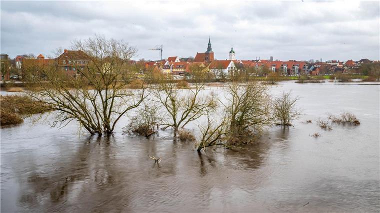 Niedersachsen verstärkt Hochwasserschutz Hochwasser hat zum Jahreswechsel die Aller vor der Altstadt von Verden über die Ufer treten lassen.