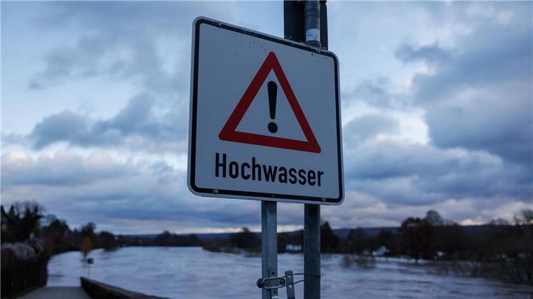 „Hochwasser“ steht auf einem Schild an der Weserbrücke in Höxter.