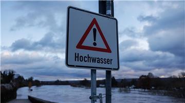 „Hochwasser“ steht auf einem Schild an der Weserbrücke in Höxter.