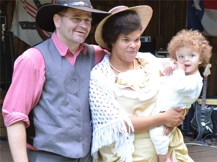 Das Ja-Wort beim Westerntreffen in Düring Hochzeit nach Western-Art: Matt Walker-Smith und Nancy Smith, hier mit Tochter Nancy, gaben sich beim Westerntreffen in Düring das Ja-Wort.