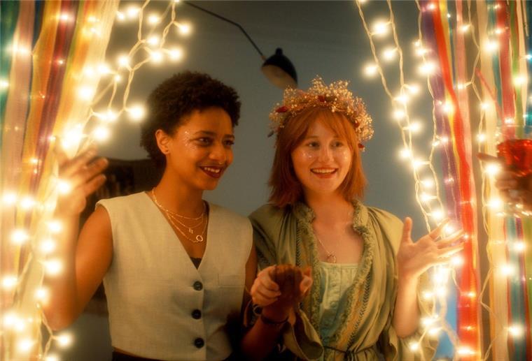 Ukrainische Filmschaffende gestalten ZDF-Projekt Zara (Alina Sokhna, l) und Olja (Valeriia Berezovska) feiern mit ihren Mitbewohnern Oljas und Petjas Hochzeit in einer Szene des ZDF-Projekts «Himmel & Erde» (undatierte Filmszene).