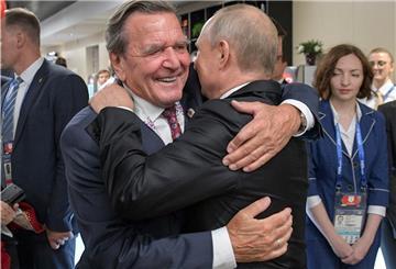 Höchst umstrittene Männer-Freundschaft: In ihrem Schreiben fordert Ionna Terzi Altkanzler Gerhard Schröder (links) dazu auf, sich umgehend von Russlands Präsident Wladimir Putin zu distanzieren.