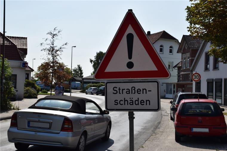 Straßenschäden bremsen in Stollhamm den Verkehr aus Höchstens mit 30 Kilometern in der Stunde dürfen Autofahrer die Hauptstraße befahren – zu groß sind die Schäden an der Fahrbahn.