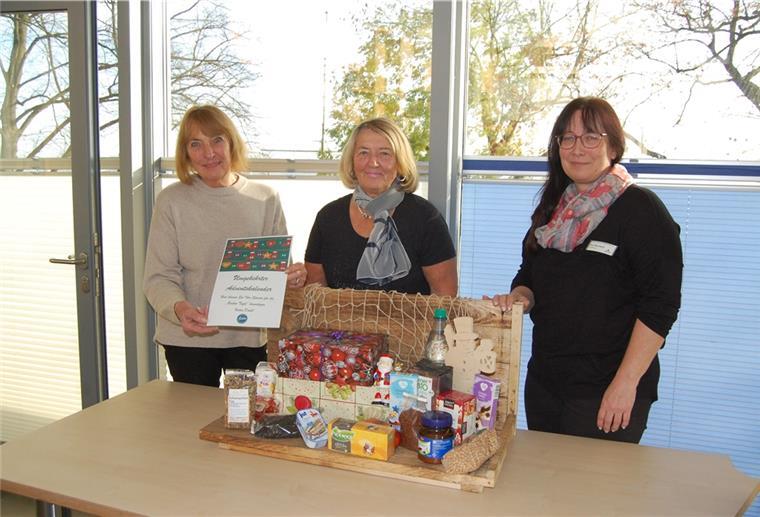 Hoffen, dass auch in diesem Jahr wieder viele Bürgerinnen und Bürger den umgekehrten Adventskalender unterstützen (von links): Initiatorin Eleonore Gollenstede, Hanne Thomolske von der Braker Tafel und Ina Niestaedt vom Brake-Verein.