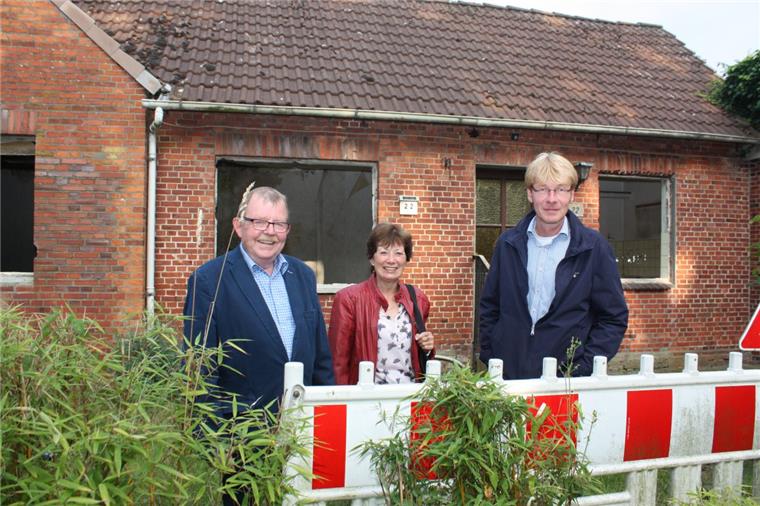 Ruine in Bramstedt: Abriss lässt auf sich warten Hoffen, dass es bald losgeht mit dem Abriss der Ruine und dem Bau eines Mehrgenerationen-Platzes in Bramstedt: Ortsbürgermeister Hinrich Bühring (CDU), Heimatvereinsvorsitzende Gabriele Hielscher sowie Gemeindemitarbeiter Jörn Deharde.