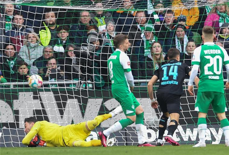 Bitter: Werder unterliegt Hoffenheim im eigenen Stadion Hoffenheims Christoph Baumgartner köpft gegen Werder Torwart Jiri Pavlenka zum 0:2 ein, Werders Mitchell Weiser und Romano Schmid konnten nicht eingreifen.