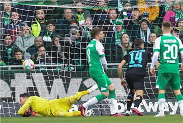 Hoffenheims Christoph Baumgartner köpft gegen Werder Torwart Jiri Pavlenka zum 0:2 ein, Werders Mitchell Weiser und Romano Schmid konnten nicht eingreifen. 