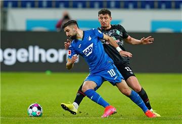 Hoffenheims Munas Dabbur (li.) und Werder Bremens Milos Veljkovic. im Zweikampf. Vom Team von Florian Kohfeldt war offensiv so gut wie gar nicht zu sehen.