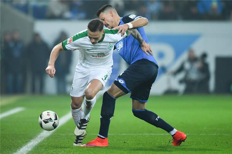 Dank Gnabry: Werder holt Punkt in Hoffenheim Hoffenheims Sandro Wagner (rechts) und Bremens Robert Bauer kämpfen um den Ball.