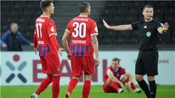 Hoffenheims Spieler ärgern sich über Schiedsrichter Robert Kampka.