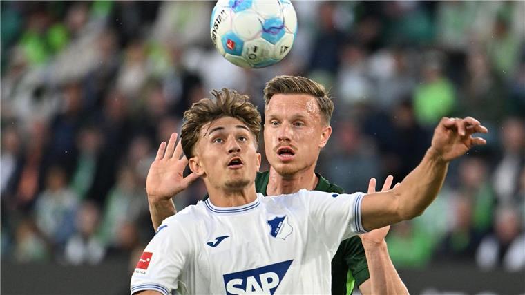 2:2 in Wolfsburg: Hoffenheim immer noch nicht gerettet Hoffenheims Tom Bischof (l) und Wolfsburgs Yannick Gerhardt.im Zweikampf.