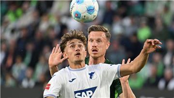 Hoffenheims Tom Bischof (l) und Wolfsburgs Yannick Gerhardt.im Zweikampf.