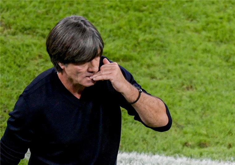 Löw fliegt mit neuer Taktik nach Belfast Hofft, am Montag gegen Nordirland gelassener am Spielfeldrand stehen zu können: Bundestrainer Joachim Löw.